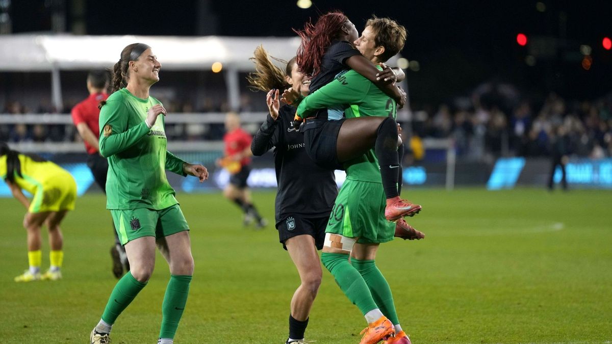 Ann-Katrin Berger (r.) feiert den Titel