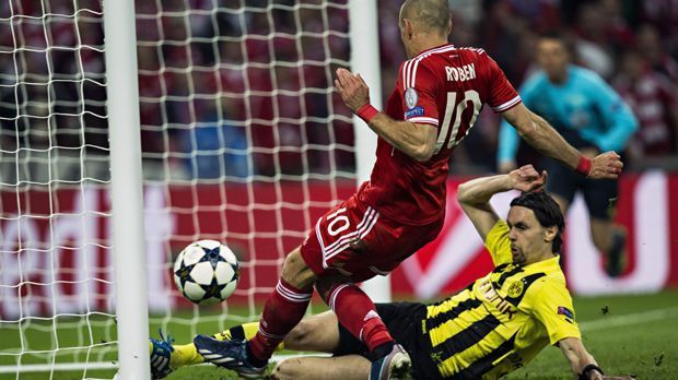 
                <strong>Neven Subotic (Borussia Dortmund)</strong><br>
                Neven Subotic (Borussia Dortmund): Im Champions-League-Finale 2013, dem German Clasico im Wembley-Stadion, stand es 1:1, als den Bayern-Fans der Torschrei in der Kehle steckenblieb. Denn Neven Subotic kratzte den Ball vor der Torlinie sehenswert vor Arjen Robben weg. Besonders bitter für den BVB: Eine Minute vor Ende der regulären Spielzeit traf Robben dann bekanntlich doch noch zum Bayern-Sieg. So hat Subotic die Niederlage aufgeschoben, aber letztlich nicht verhindert.
              