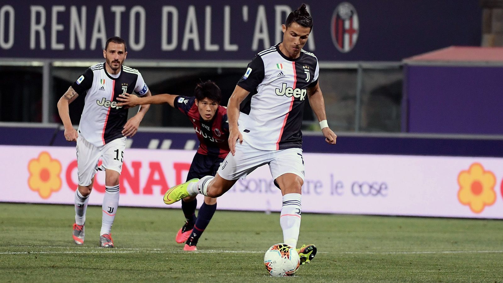 
                <strong>Portugiese Cristiano Ronaldo mit Landesrekord in der Serie A</strong><br>
                Cristiano Ronaldo hat sich mal wieder einen Rekord gekrallt! Der Portugiese erzielte beim 2:0-Auswärtssieg von Juventus Turin in Bologna seinen 22. Saisontreffer und hat damit in knapp zwei Jahren in der Serie A insgesamt schon 43 Mal zugeschlagen. Damit ist CR7 nun der erfolgreichste Torschütze aus Portugal in der Serie-A-Historie. Ronaldo löste seinen früheren Nationalmannschafts-Kollegen Rui Costa ab, der für Florenz und Milan 42 Serie-A-Tore erzielen konnte.
              