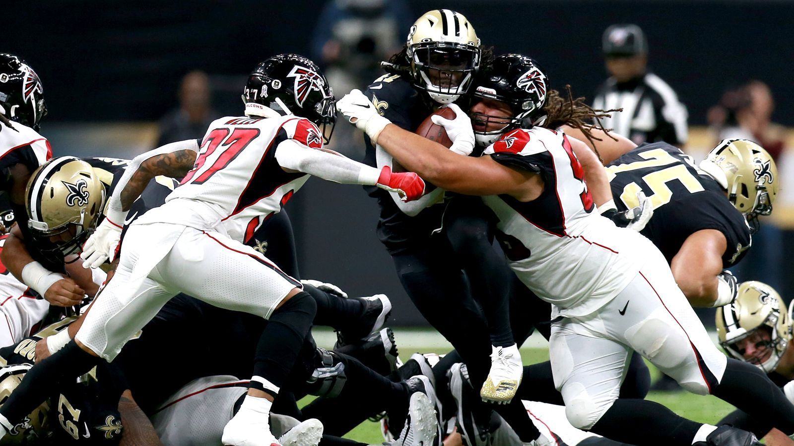 
                <strong>Platz 23: Atlanta Falcons - 371,8 zugelassene Yards pro Spiel</strong><br>
                Scheinbar hat Head Coach Dan Quinn seinem Team wieder Leben eingehaucht. Gegen die New Orleans Saints spielte die Defensivabteilung wie ausgewechselt. Sechs Sacks standen nach dem Divisonal-Matchup im Arbeitsnachweis - nur einer weniger als in den vorherigen acht Spielen zusammen.Turnover: 4 - Interceptions: 2 / Fumbles: 2  Sacks: 13zugelassene Punkte pro Spiel: 28,8
              