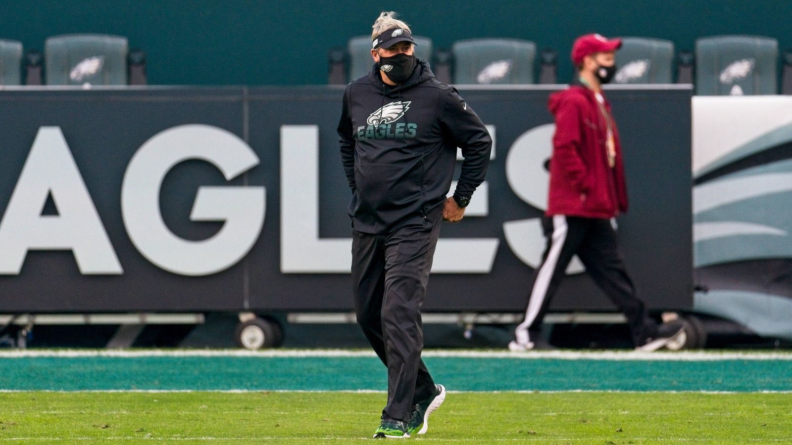 
                <strong>Ende der Ära Doug Pederson</strong><br>
                Das offensichtlich größte Problem der Eagles ist die Nachfolge von Head Coach Doug Pederson. Obwohl dessen Verbleib eigentlich schon feststand, zog Besitzer Jeffrey Lurie nach dem peinlichen Auftritt gegen Washington die Reißleine. Pederson hatte die Eagles 2016 übernommen und dreimal in die Playoffs geführt, in seiner zweiten Saison holte er sensationell den ersten Super Bowl in der Klubgeschichte. Zuletzt war die Kritik an dem einstigen Erfolgscoach immer größer geworden, die blamable Bilanz von 4-11-1 in dieser Saison ging zu einem großen Teil auf sein Konto.
              