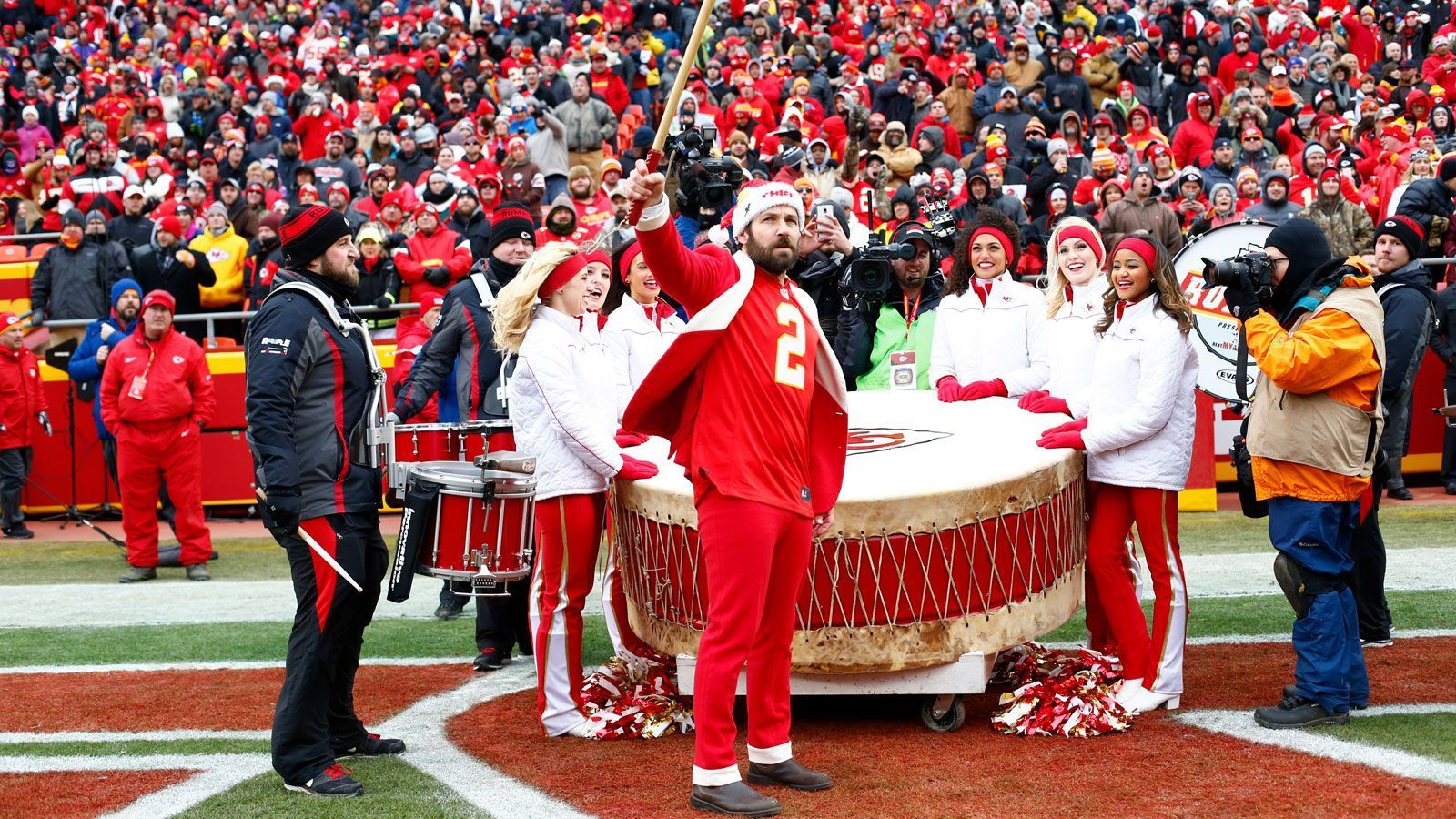 <strong>Paul Rudd (Kansas City Chiefs) </strong><br>
                Doch damit ist Stonestreet bei weitem nicht der einzige Schauspieler, der sich zum Kosmos der Chiefs-Fans zählt. Auch Paul Rudd, bekannt aus "Friends" und für seine Rolle als "Ant-Man" in neueren Marvel-Filmen, unterstützt die Franchise aus KC und durfte sogar schon den Tomahawk Chop anstimmen und sich so als Stimmungsmacher probieren.
