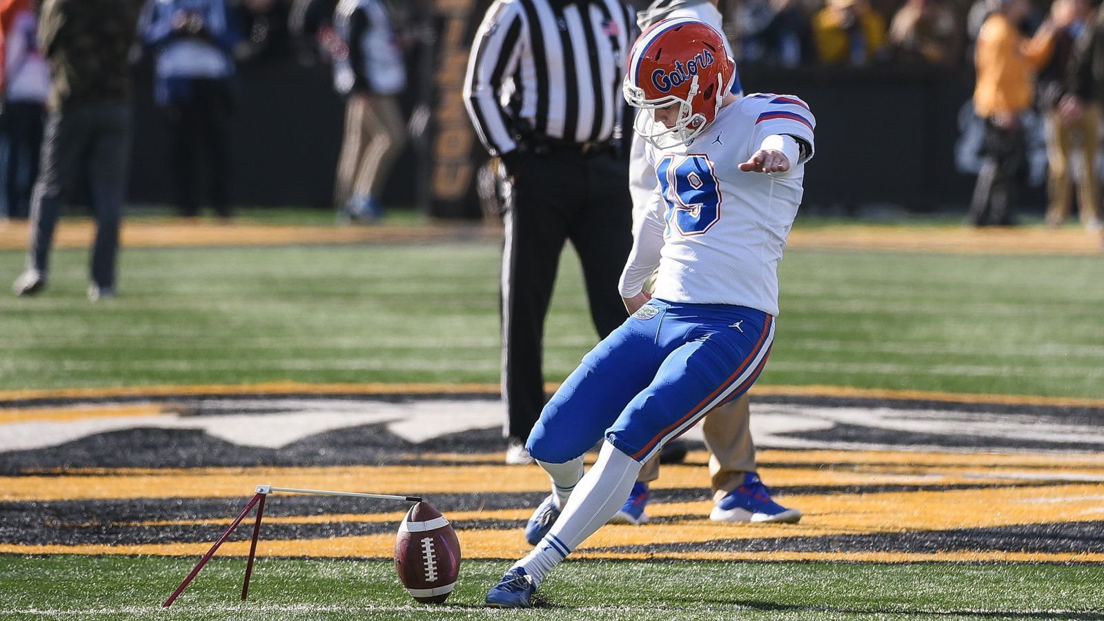 
                <strong>Kicker: Evan McPherson (Florida)</strong><br>
                Evan McPherson hat drei Spielzeiten bei den Florida Gators verbracht. Bei 150 Extrapunkt-Versuchen leistete er sich lediglich einen Fehlschuss. Seine Erfolgsquote bei den Field Goals liegt bei starken 85 Prozent. Field-Goal-Versuche über mindestens 50 Yards waren in fünf von acht Fällen erfolgreich. Sein längstes Field Goal verwandelte er aus einer Distanz von 55 Yards.
              