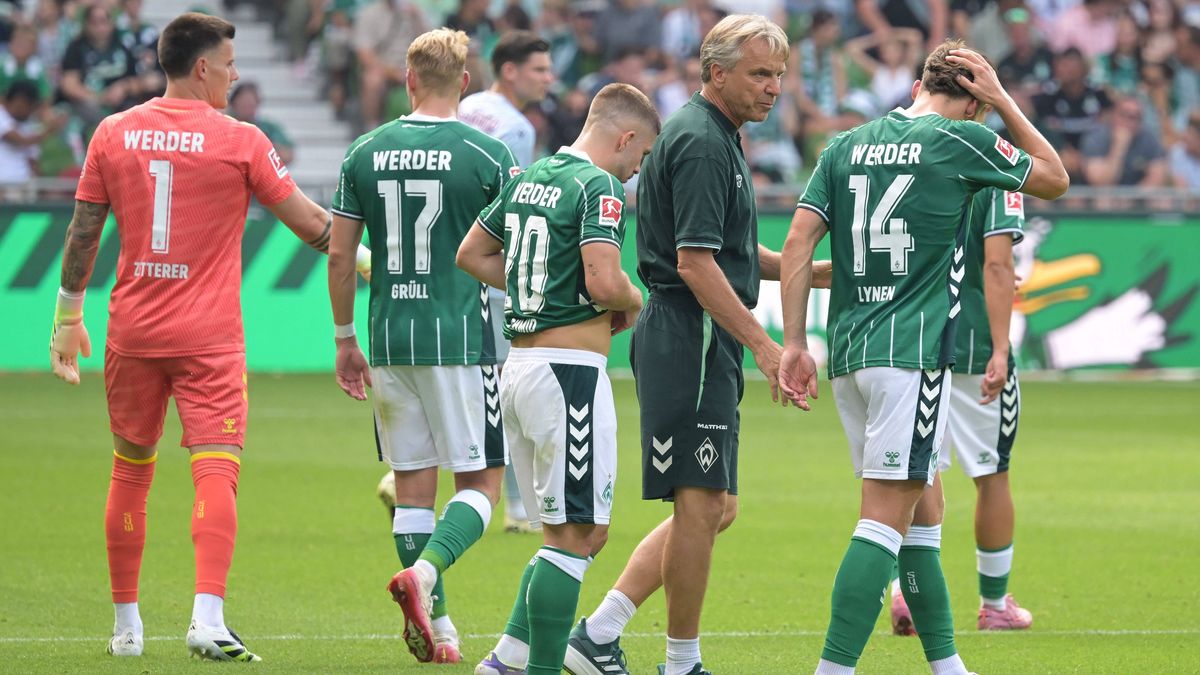 Cheftrainer Horst Steffen (SV Werder Bremen) bei Senne Lynen (SV Werder Bremen 14), SV Werder Bremen - Udinese Calcio , Fussball, Bundesliga, 09.08.2025 DFB regulations prohibit any use of photogra...