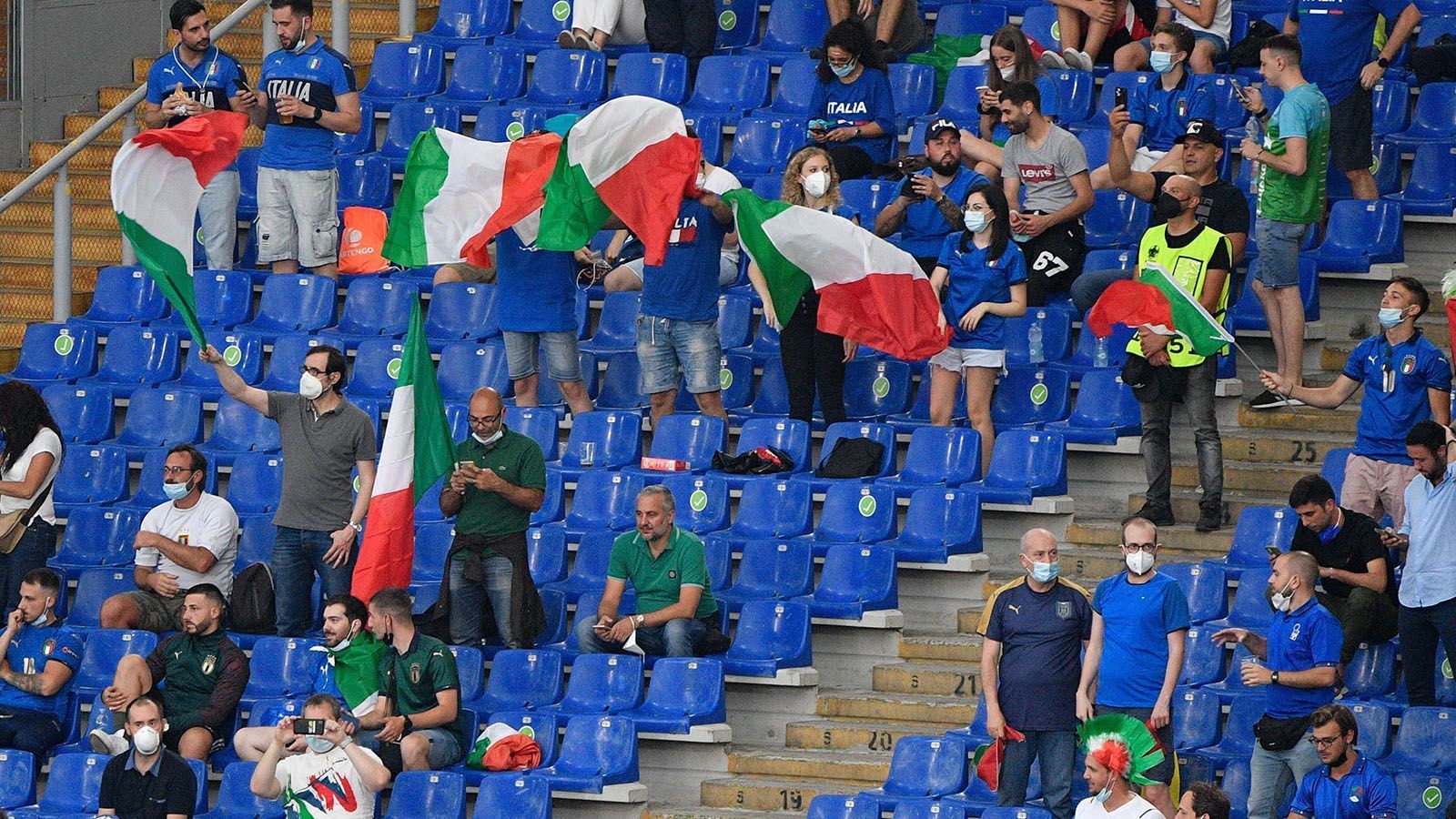 
                <strong>Enormes Selbstbewusstsein</strong><br>
                Sowohl gegen die Türkei als auch gegen Italien begeisterte die Squadra Azzura mit einer enormen Spielfreude, die aus großem Selbstbewusstsein resultiert. Jedem Spieler auf dem Feld war die unbändige Lust auf das anstehende Fußballspiel deutlich anzumerken. Von der ersten bis zur letzten Minute ließen die Italiener gegen die Schweiz keinerlei Zweifel aufkommen, wer nach 90 Minuten als Sieger vom Platz gehen sollte. Die breite Brust ist ohne Frage ein wichtiger Faktor für den weiteren Verlauf.
              
