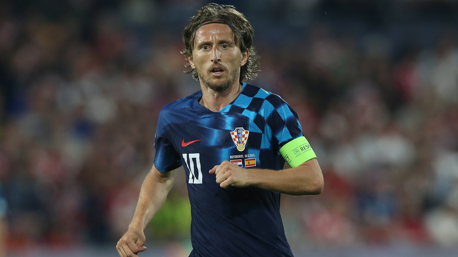 <strong>Luka Modric (Falschaussage vor Gericht?) </strong><br>
                Luka Modric hat jüngst seinen Vertrag bei Real Madrid verlängert, mit Kroatien stand der 37-Jährige im Finale der Nations League – privat läuft es allerdings nicht so gut. Wie kroatische Medien berichten – darunter das Fernsehen – wurde Anklage gegen den Superstar erhoben. Grund ist offenbar eine Falschaussage vor Gericht. Der Fall datiert fünf Jahre zurück. Schon damals wurde gegen Modric wegen Falschaussage ermittelt, der Kroate wurde aber nie verurteilt. Er hatte im Rahmen eines Verfahrens unter anderem gegen den Fußball-Mogul Zdravko Mamic aussagen müssen. Modric ist nicht der einzige Fußballer, gegen den deswegen ermittelt wird – auch Dejan Lovren, momentan aktiv für Olympique Lyon, soll im Fokus stehen.
