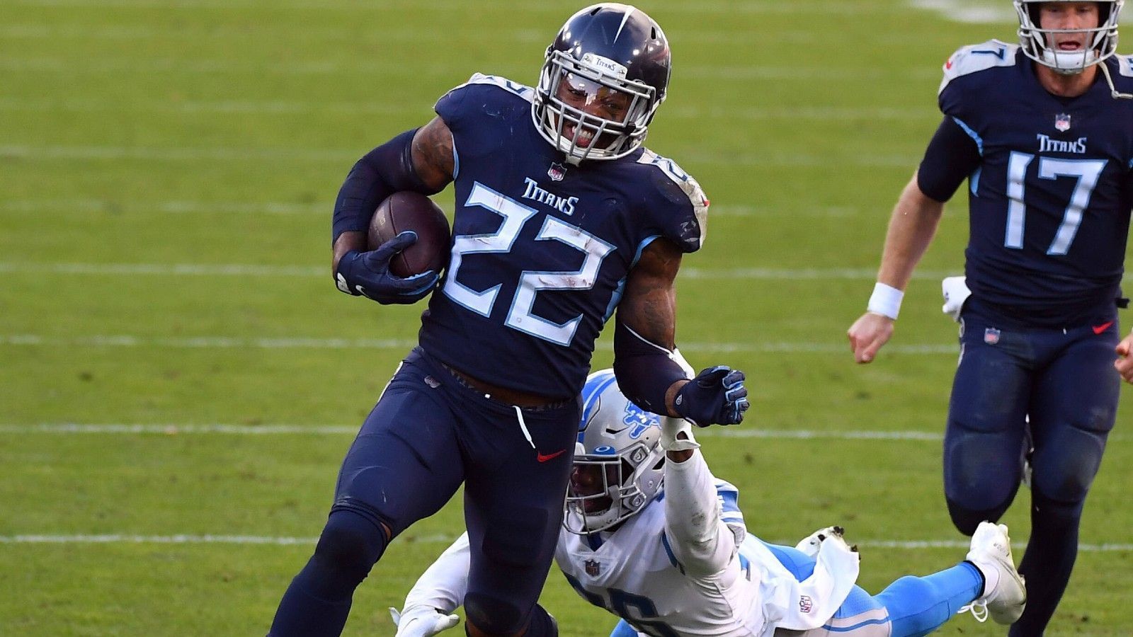 
                <strong>Tennessee Titans: Derrick Henry</strong><br>
                &#x2022; Rushing Yards: 2.027<br>&#x2022; Saison: 2020<br>Er gehört zweifelsohne zu den besten Running Backs unserer Zeit, da verwundert es nicht, dass Henry bei den Titans bereits den Team-Rekord gebrochen hat. Mit 2.027 Yards zeigte er 2020 die fünftbeste Leistung eines Running Backs in der NFL-Historie.
              