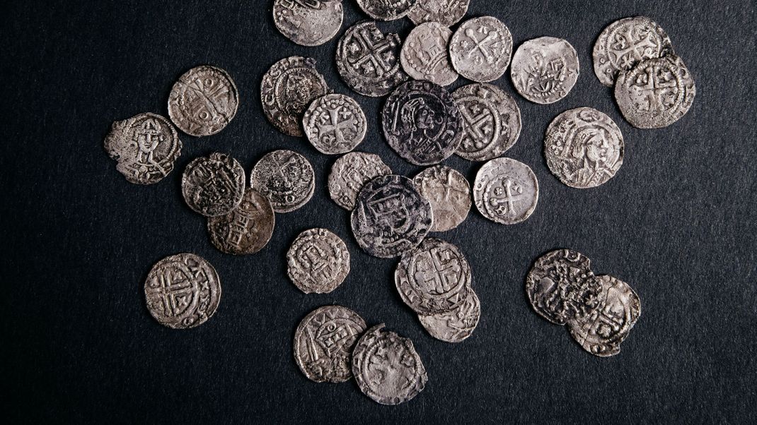 Ein spektakulärer Silberschatz aus dem 11. Jahrhundert mit rund 6.000 Münzen ist auf Rügen entdeckt worden (Symbolbild)