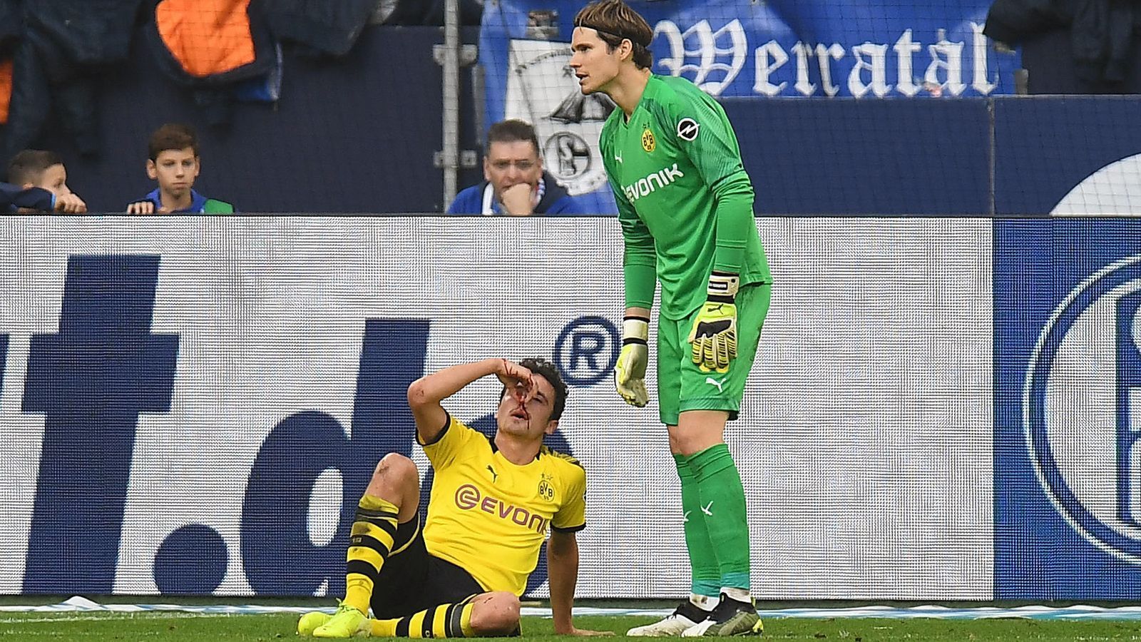 
                <strong>Bundesliga: Impressionen vom Revierderby 2019/20</strong><br>
                Am Ende holte sich Borussia Dortmund im Derby zwar keine sprichwörtliche blutige Nase in Form einer Niederlage, doch Thomas Delaney (u.) musste den einen Punkt doch mit einer blutenden Nase teuer bezahlen. Endstand im Revierduell: 0:0.
              