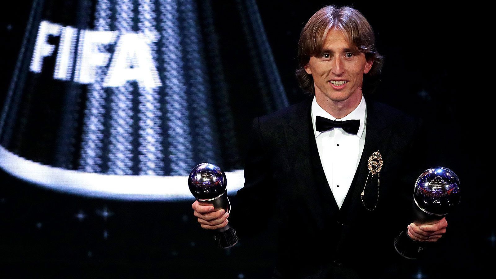 <strong>Luka Modric (2018)</strong><br>Modric gelang es 2018, die Dominanz von Ronaldo und Messi zu durchbrechen. Nach dem CL-Sieg mit Real setzte sich der Stratege fast auch noch mit dem Nationalteam die Krone auf. Doch bei der WM musste sich das kleine Land im Finale den Franzosen beugen. Für den Strippenzieher aus dem Mittelfeld folgte bei der Weltfußballer-Wahl dann aber noch das Happy End. Cristiano Ronaldo landete auf Platz 2, Liverpools Mohamed Salah auf Platz 3.