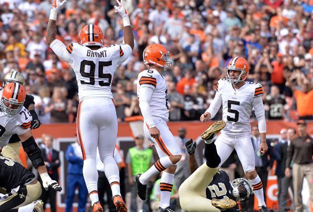 
                <strong>Cleveland Browns - New Orleans Saints</strong><br>
                Aber die Browns halten richtig gut mit dem großen Favoriten mit - und sorgen sogar für den Favoritensturz: Billy Cundiff (Nr.5) versenkt drei Sekunden vor Schluss das entscheidende Field Goal zum 26:24.
              