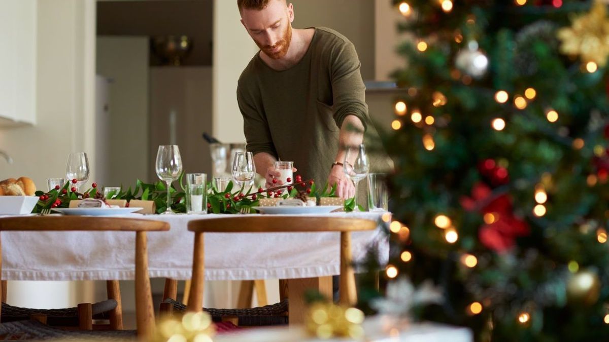Kochen Weihnachten Mann Deckt Den Tisch Gettyimages 1160714799