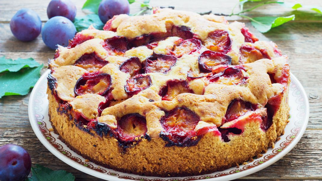 Pflaumenkuchen ist einfach köstlich im Herbst - wie gut, dass wir jetzt gar nicht mehr über Kalorien nachdenken müssen, wenn wir dieses Rezept backen!