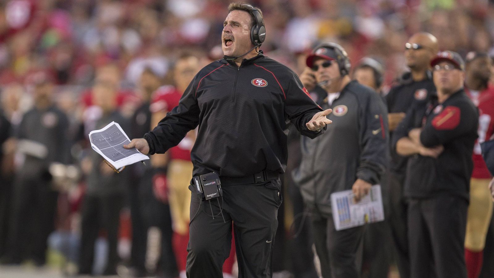 
                <strong>Der Head Coach von Rhein Fire: Jim Tomsula - ein alter Bekannter mit NFL-Erfahrung</strong><br>
                Jim Tomsula war bereits im Jahre 2006 der Head Coach von Rhein Fire. Zwischenzeitlich machte er Karriere in der NFL. Von 2007 bis 2014 war er der Defensive Line Coach der San Francisco 49ers. Danach erfolgte die Beförderung zum Head Coach. In der Saison 2015 gelangen ihm gemeinsam mit Quarterback Colin Kaepernick allerdings nur fünf Siege. Die Entlassung war die Konsequenz. 2017 war er noch Defensive Line Coach der Washington Redskins, 2020 übernahm er selbige Funktion bei den Dallas Cowboys. Nun ist er nach Deutschland zurückgekehrt.
              