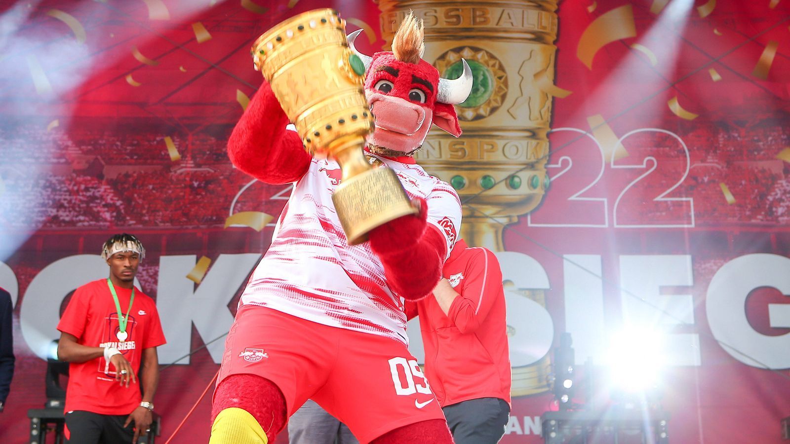 <strong>Platz 16: RB Leipzig - Bulli</strong><br>
                Bulli ist in erster Linie eins: unsympathisch. Muskelbepackt, immer ein kleines Zwinkern im Blick und dieses ständige viel zu coole Grinsen. Während das Durchschnitts-Maskottchen traditionell körperliche Defizite aufweist, stolziert Bulli proletenhaft und breitbeinig durch sie hindurch. Eine schnöde Dose hätte es auch getan.