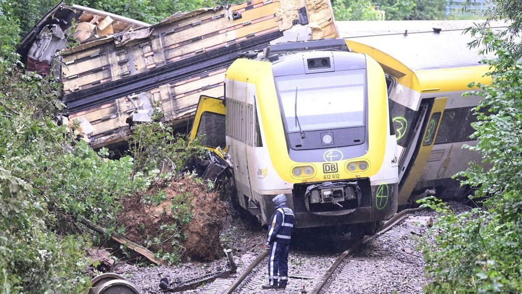 Die Unfallstelle: Bei einem Zugunglück in Baden-Württemberg ist ein Regionalzug entgleist.