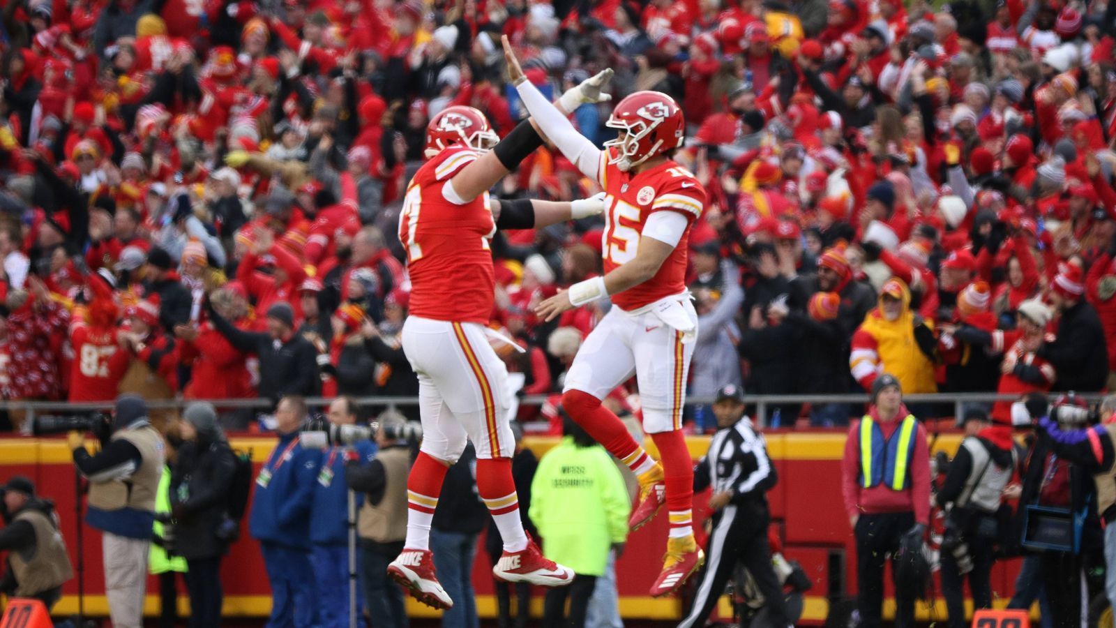 
                <strong>Week 17: Chiefs mit mindestens 26 Punkte pro Spiel</strong><br>
                Die Kansas City Chiefs stehen in der Saison 2018 für eine starke Offensive. In allen 16 Saisonspielen wurden mindestens 26 Punkte erzielt. Die Chiefs sind das erste NFL-Team, dem dies gelang.
              