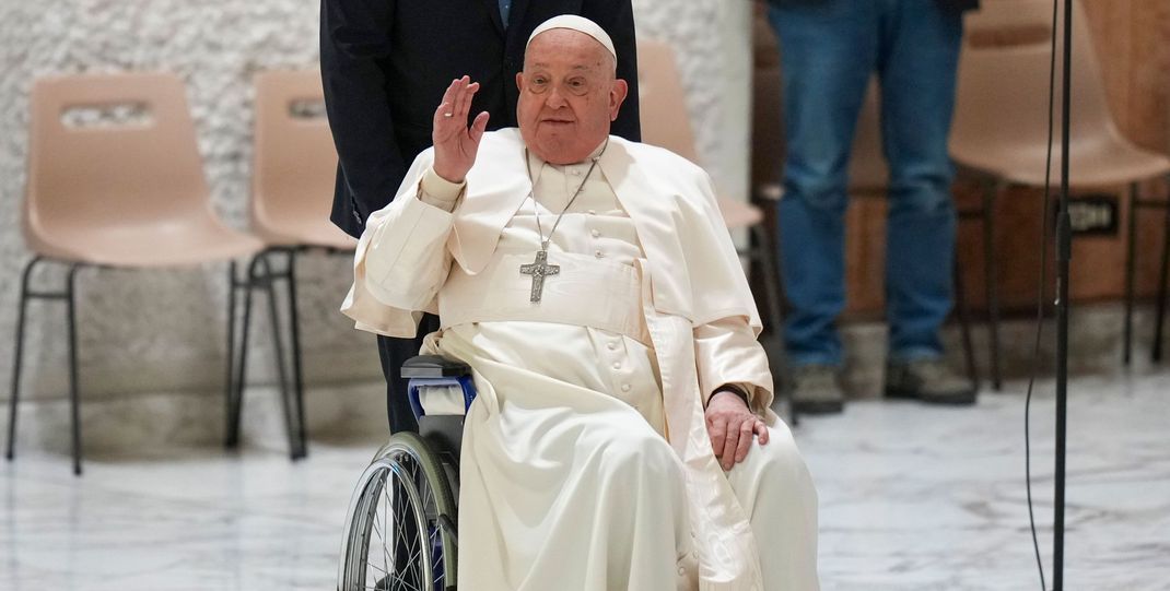 Papst Franziskus kommt im Rollstuhl zu seiner wöchentlichen Generalaudienz in der Halle Papst Paul VI. im Vatikan. 