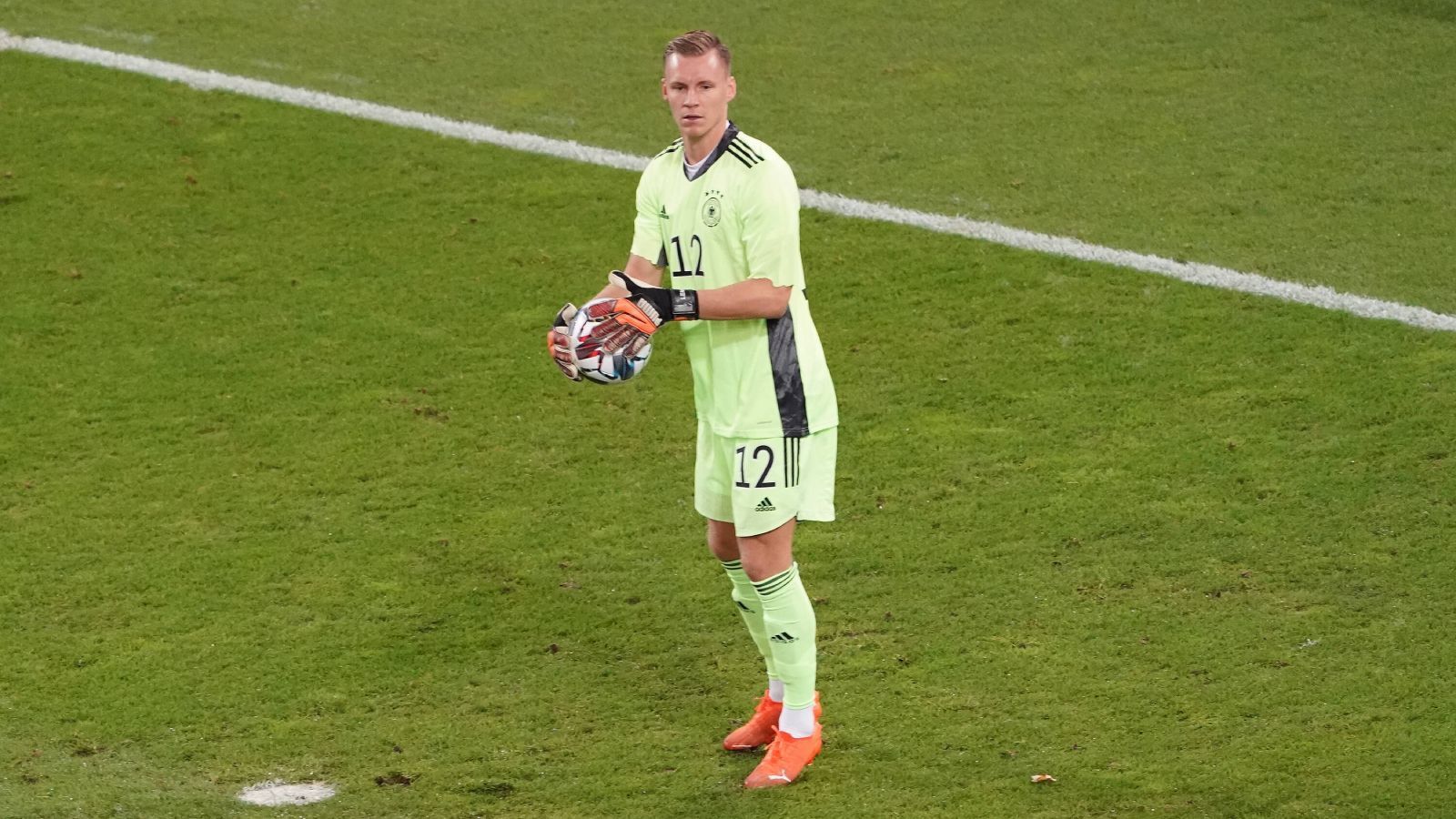 
                <strong>Tor: Bernd Leno (FC Arsenal)</strong><br>
                Bei der Nummer drei, die ja bei einem Turnier eher symbolischen Wert hat, habe ich mich für Bernd Leno entschieden. In der Premier League beim FC Arsenal gehört Leno zu den besten Keepern, zudem ist er länger mit ter Stegen und Neuer bei der Nationalmannschaft als Konkurrent Kevin Trapp von Eintracht Frankfurt, der auch eine sehr gute Saison spielt. Ein knappes Rennen.
              