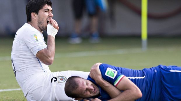 
                <strong>Luis Suarez beißt drei Gegenspieler</strong><br>
                "Vampir" Luis Suarez beißt in der Zeit insgesamt drei Gegenspieler. Bei der WM 2014 wird der Italiener Giorgio Chiellini sein Opfer, er wird für vier Monate gesperrt. Zuvor beißt er als Stürmer des FC Liverpool Branislav Ivanovic vom FC Chelsea in den Arm. Und in seiner Zeit bei Ajax Amsterdam beißt er Otman Bakkal (PSV Eindhoven) in die Schulter.
              