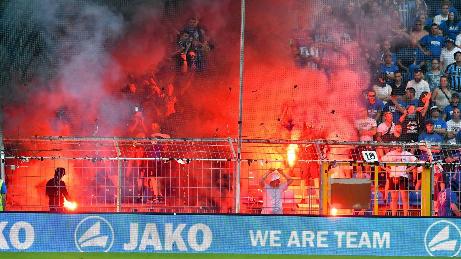 
                <strong>Drittliga-Relegation: Die Schande von Mannheim</strong><br>
                Chaoten aus dem Waldhof-Anhang sorgten zunächst mit dem Zünden von Pyrotechnik für eine 20-minütige Spielunterbrechung! 
              