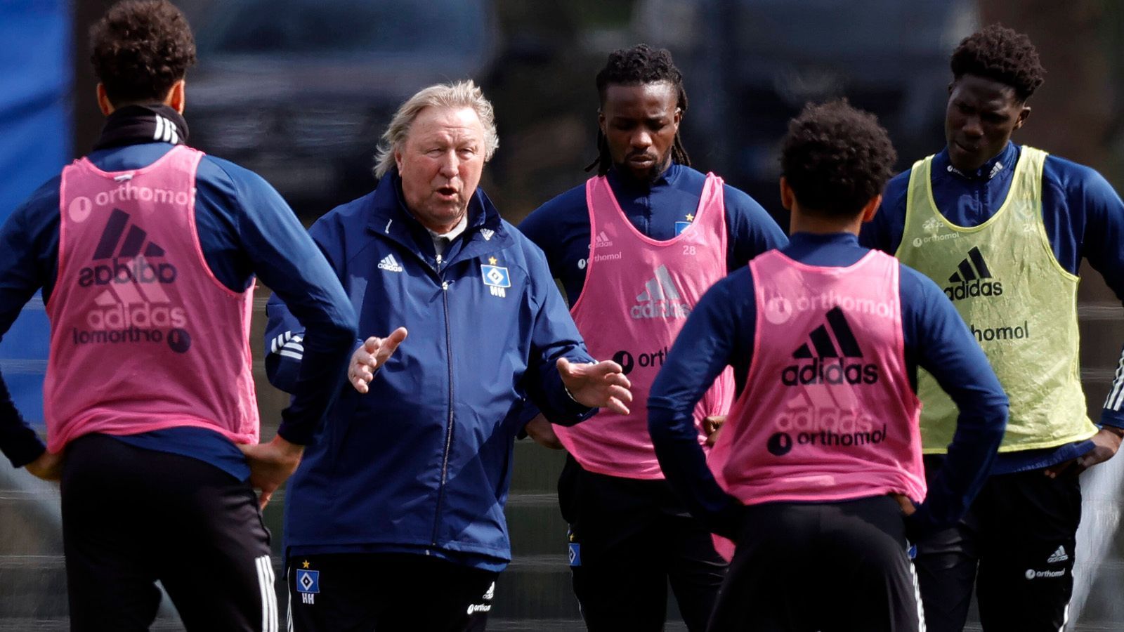 
                <strong>4. Hrubesch ist ein echter Motivator</strong><br>
                Im Saisonendspurt spielt der Kopf eine entscheidende Rolle. Umso besser für den HSV, in Horst Hrubesch nun einen echten Motivationskünstler auf der Bank zu haben. Brachte er doch bereits legendäre Sprüche wie "Wir können nur gewinnen, wenn wir gewinnen" oder "Da hab ich gedacht, ich tu ihn ihm rein in ihn ihm sein Tor." Nach dem Spiel macht er dann Aussagen im Stil von: "Wir müssen das alles nochmal Paroli laufen lassen." Das sollte genügen, um den Spielern ordentlich Beine zu machen. 
              