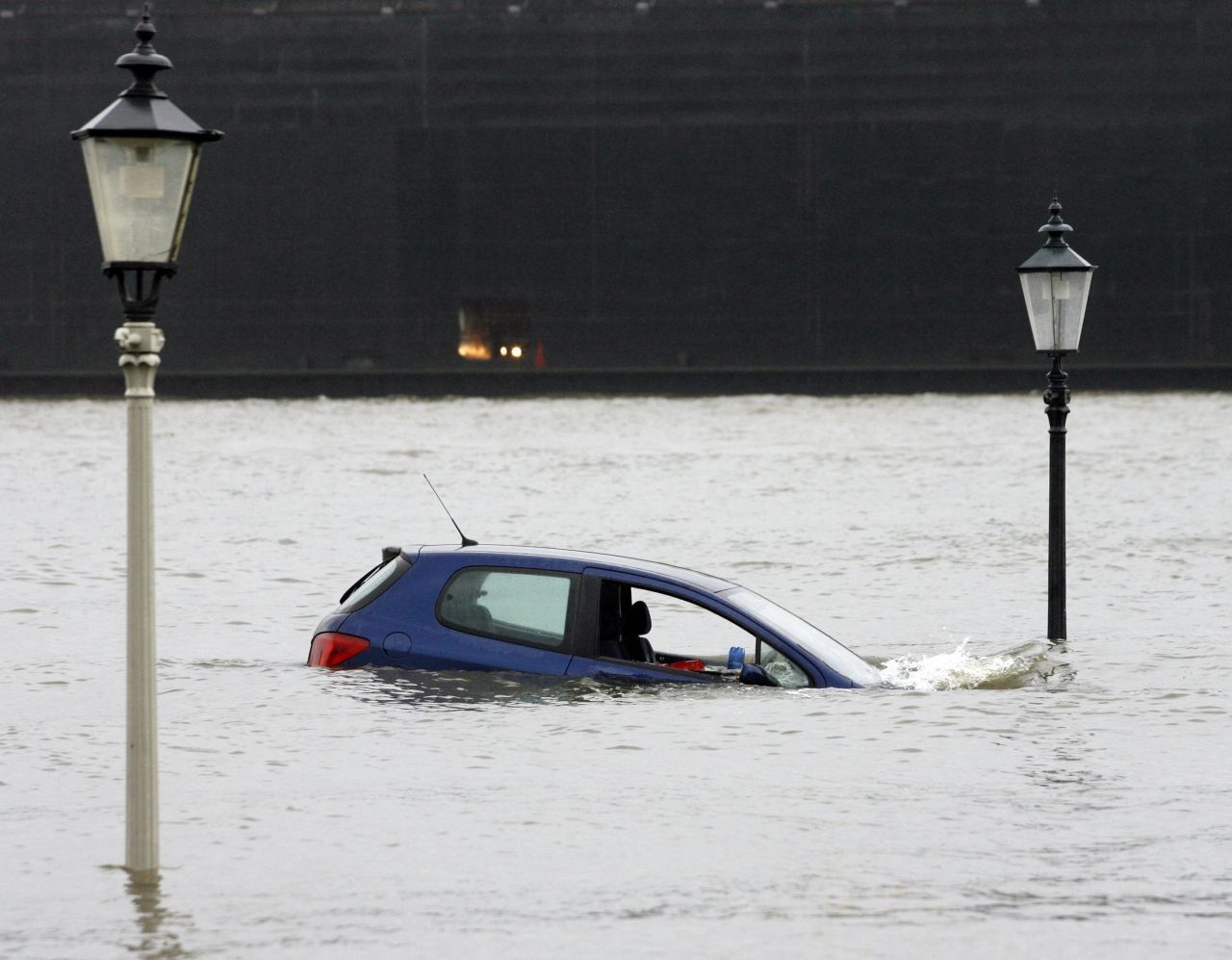 Fast 5,5 Meter über dem normalen Pegelstand stand das Wasser 2007 in Hamburg. Damals gingen sogar Autos baden.