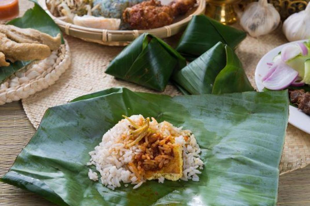Das traditionelle Frühstück, das auch gern zu Mittag gegessen wird: Nasi Lemak bekommt man in Malaysia an jeder Garküche und auch in (guten) Restaurants.