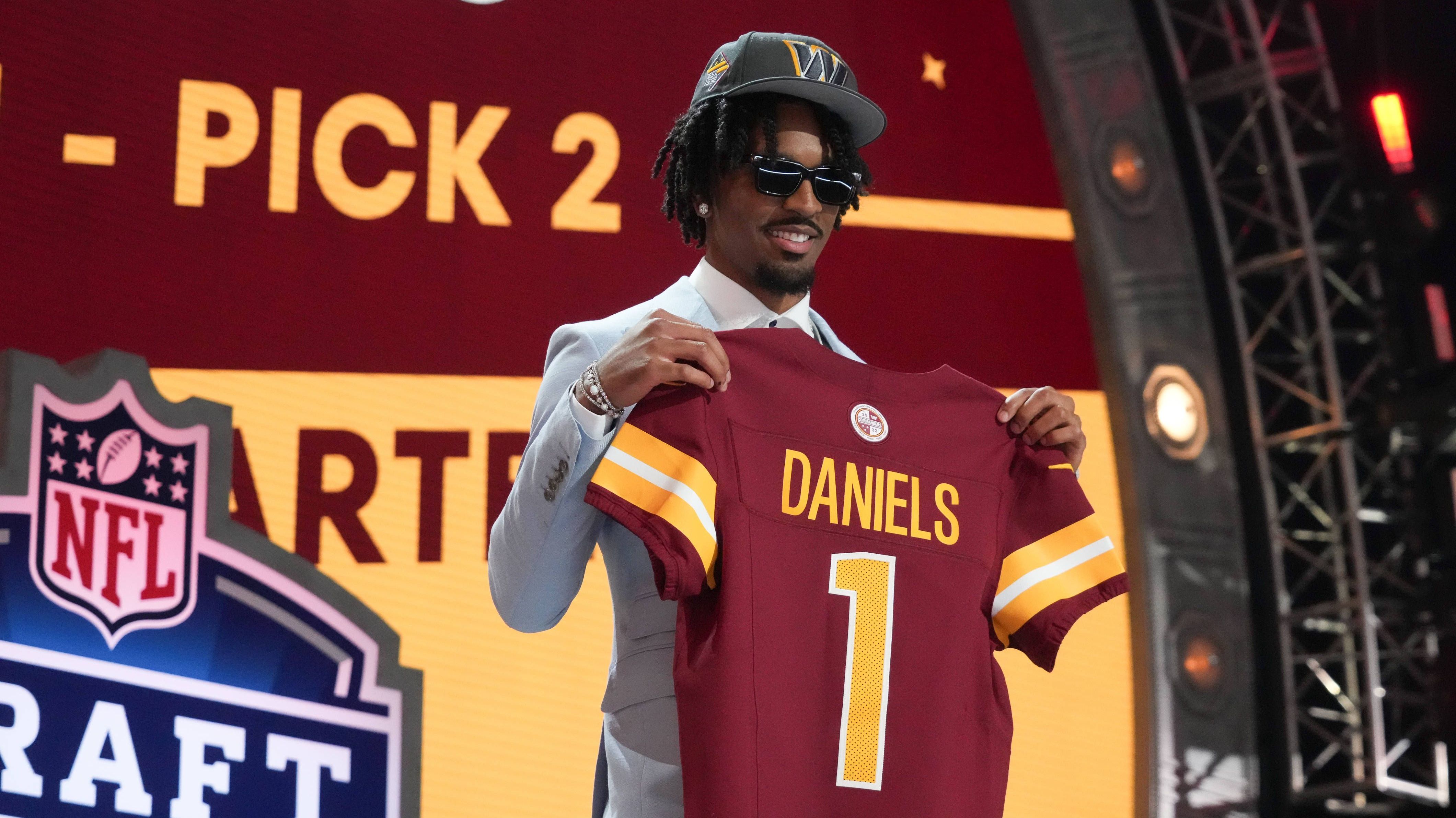 <strong>Platz 28: Washington Commanders<br></strong>Jayden Daniels muss noch einige <a href="https://www.ran.de/sports/american-football/nfl/news/nfl-draft2024-jayden-daniels-quarterback-analyse-staerken-schwaechen-360882">Entwicklungsschritte</a> gehen, um ein funktionierender Starter zu werden. Über das Potenzial verfügt er zweifelsfrei. Immerhin kann er dabei auf talentierte Passempfänger und ein funktionierendes Backfield bauen. Die Offensive Line sieht hingegen ziemlich löchrig aus, die Kader-Tiefe bereitet Sorgen.&nbsp;