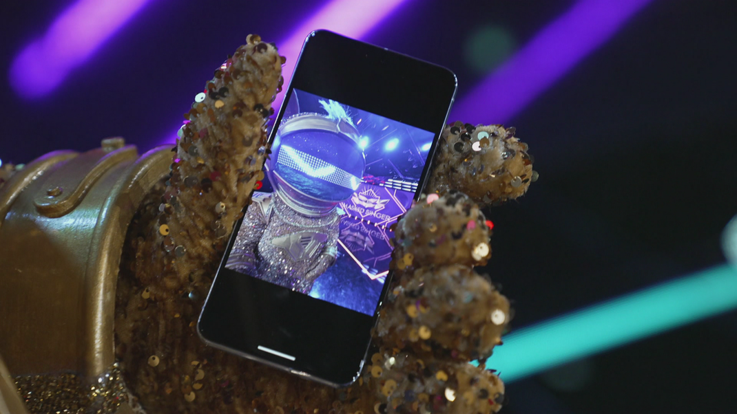 Mars Mouse in modalità selfie: arriverà in tempo per il secondo live? "Il cantante mascherato" portando avanti?