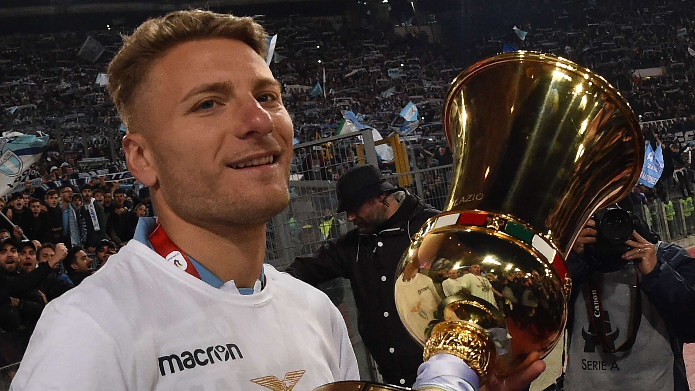 
                <strong>Titel: Ciro Immobile</strong><br>
                Den größten Titelerfolg feierte Ciro Immobile in der Saison 2018/2019, als er mit Lazio Rom den italienischen Pokal gewinnen konnte. In der Saison darauf sicherten sich Immobile und die Römer gleich auch noch den italienischen Superpokal gegen Juventus Turin. Es war bereits das dritte Mal, dass er einen Supercup in seiner Karriere gewann. Bereits bei Borussia Dortmund bezwang er den FC Bayern im deutschen Supercup im Jahr 2014. 
              