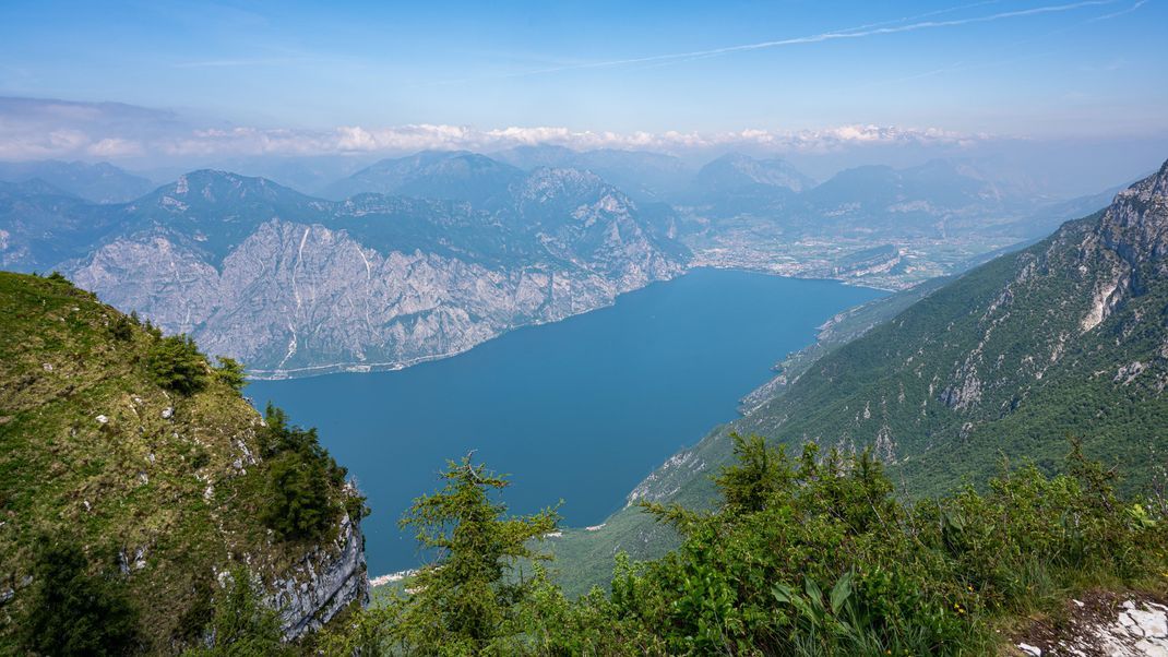 Blick vom Berg Monte Baldo auf den Gardasee