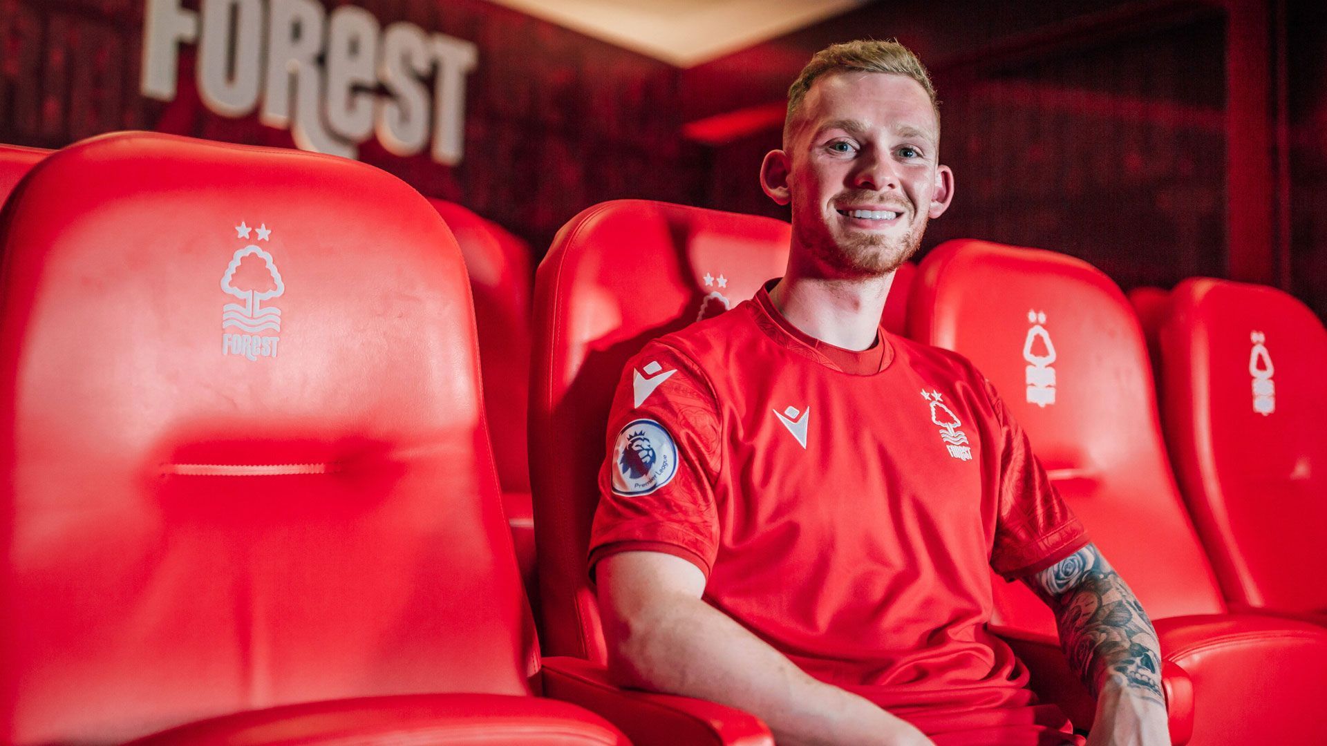 
                <strong>Lewis O’Brien</strong><br>
                Für das zentrale Mittelfeld verpflichtete Nottingham Forest Lewis O'Brien vom Championship-Team Huddersfield Town. In der Championship kam O'Brien in der vergangenen Spielzeit auf 43 Einsätze und erzielte dabei drei Tore und bereitete ebenso viele Treffer vor. Das Playoff-Finale um den Aufstieg verloren O'Brien und Huddersfield ausgerechnet gegen Nottingham. Für den 23-Jährigen hat dank des Wechsels letztendlich doch noch geklappt mit dem Aufstieg in die englische Beletage. 
              