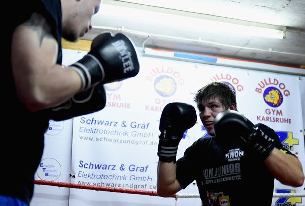 
                <strong>Vincent Feigenbutz</strong><br>
                Es geht um die Intercontinental-Titel von WBO und GBU. Im Hauptkampf des Abends will Jürgen Brähmer seinen WM-Gürtel im Halbschwergewicht gegen seinen Herausforderer, der Nr. 1 der Weltrangliste, Robin Krasniqi verteidigen (ab 22:35 Uhr live in SAT.1 und auf ran.de).
              