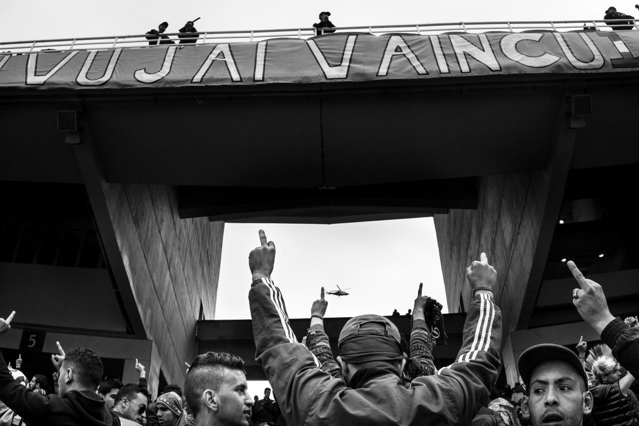 2016 vermischen sich Fußball und Politik: Beim Cup-Finale des Landes singen Ultras Beleidigungen gegen den Staat, den Präsidenten, die Generäle und die Polizei.