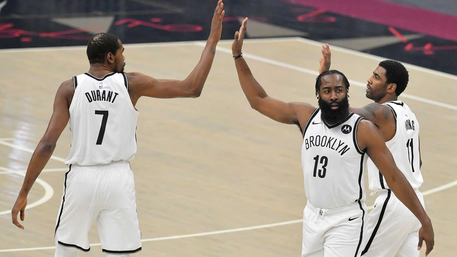 
                <strong>Kyrie Irving - Teil einer neuen "Big 3" bei den Brooklyn Nets</strong><br>
                Wollte Irving die Cavaliers verlassen, weil er aus dem Schatten von LeBron James treten wollte, um sein eigenes Team anzuführen, ist er bei den Brooklyn Nets nun wieder Teil eines Superstar-Trios. Mit James Harden brachte die Franchise einen weiteren Abo-All-Star nach New York City, um damit ganz klar die Titel-Ambitionen zu unterstreichen. Als erste Geige kann sich Irving nun allerdings nicht mehr anpreisen. War er als Duo neben Durant noch der klare Aufbauspieler, muss er sich diese Rolle zumindest teilweise mit Harden teilen. 
              