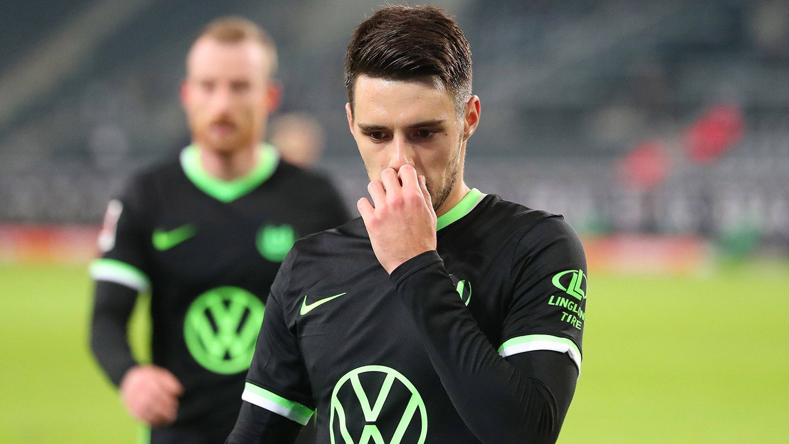 
                <strong>Josip Brekalo (VfL Wolfsburg)</strong><br>
                Auch die Wölfe müssen auf einen Stammspieler verzichten. Am Mittwoch teilte der Verein mit, dass Brekalo positiv getestet wurde. Der Kroate habe ebenfalls keine Symtome und begab sich umgehend in Quarantäne. Nach dem Bundesligaspiel gegen Gladbach (1:1) bekamen die Nationalspieler drei Tage frei. In diesen hat Brekalo nicht mit der Mannschaft trainiert.
              