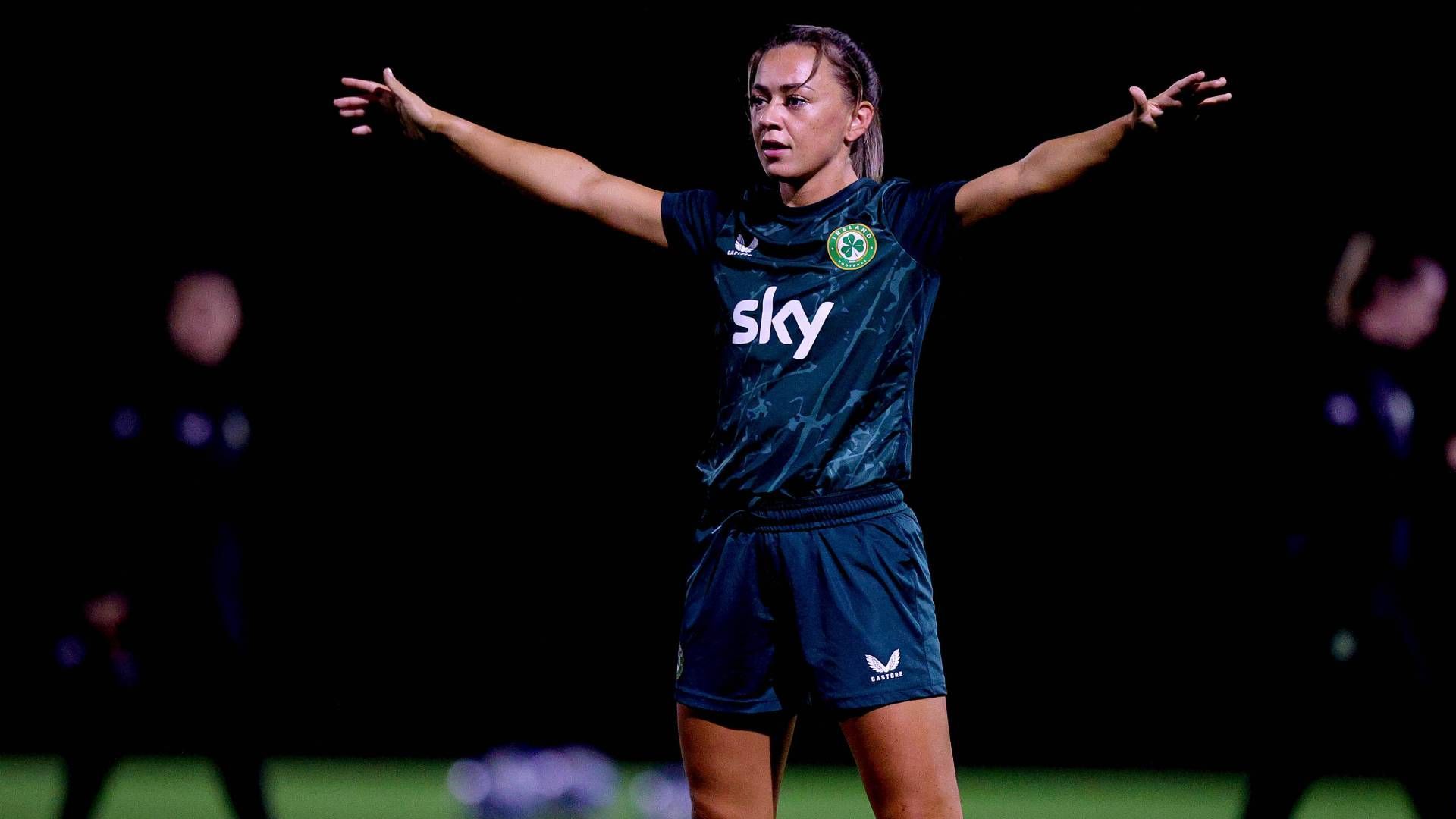 
                <strong>Irland - Katie McCabe</strong><br>
                Wer beim FC Arsenal spielt, der muss etwas können - das gilt bei den Frauen ebenso wie bei den Männern. In der abgelaufenen Saison wurde Katie McCabe zur besten Spielerin der Londonerinnen gewählt, in der irischen Nationalmannschaft ist sie als Kapitänin der absolute Fixpunkt. Kurios: McCabe kann sowohl im Sturm spielen als auch in der Abwehr.
              