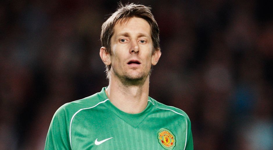 
                <strong>Edwin van der Sar (Saison 2007/2008)</strong><br>
                Platz 2: Edwin van der Sar (Saison 2007/2008) mit Manchester United. Vor dem Finale gegen den FC Chelsea wird der Niederländer im Duell mit den gegnerischen Stürmern in zehn Spielen nur viermal geschlagen (Quote von 0,4). Als Belohnung dafür darf der Keeper der "Red Devils" auch im Finale nach dem Elfmeterschießen (6:5) jubeln.
              