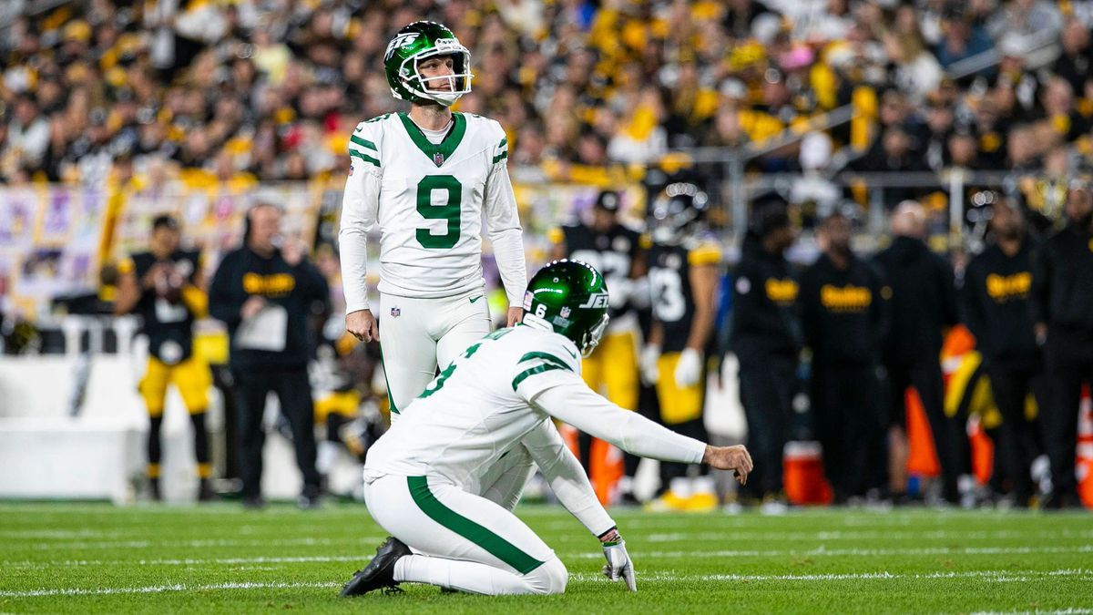 PITTSBURGH, PA - OCTOBER 20: New York Jets place kicker Greg Zuerlein (9) looks on during the regular season NFL, American Football Herren, USA football game between the New York Jets and Pittsburg...