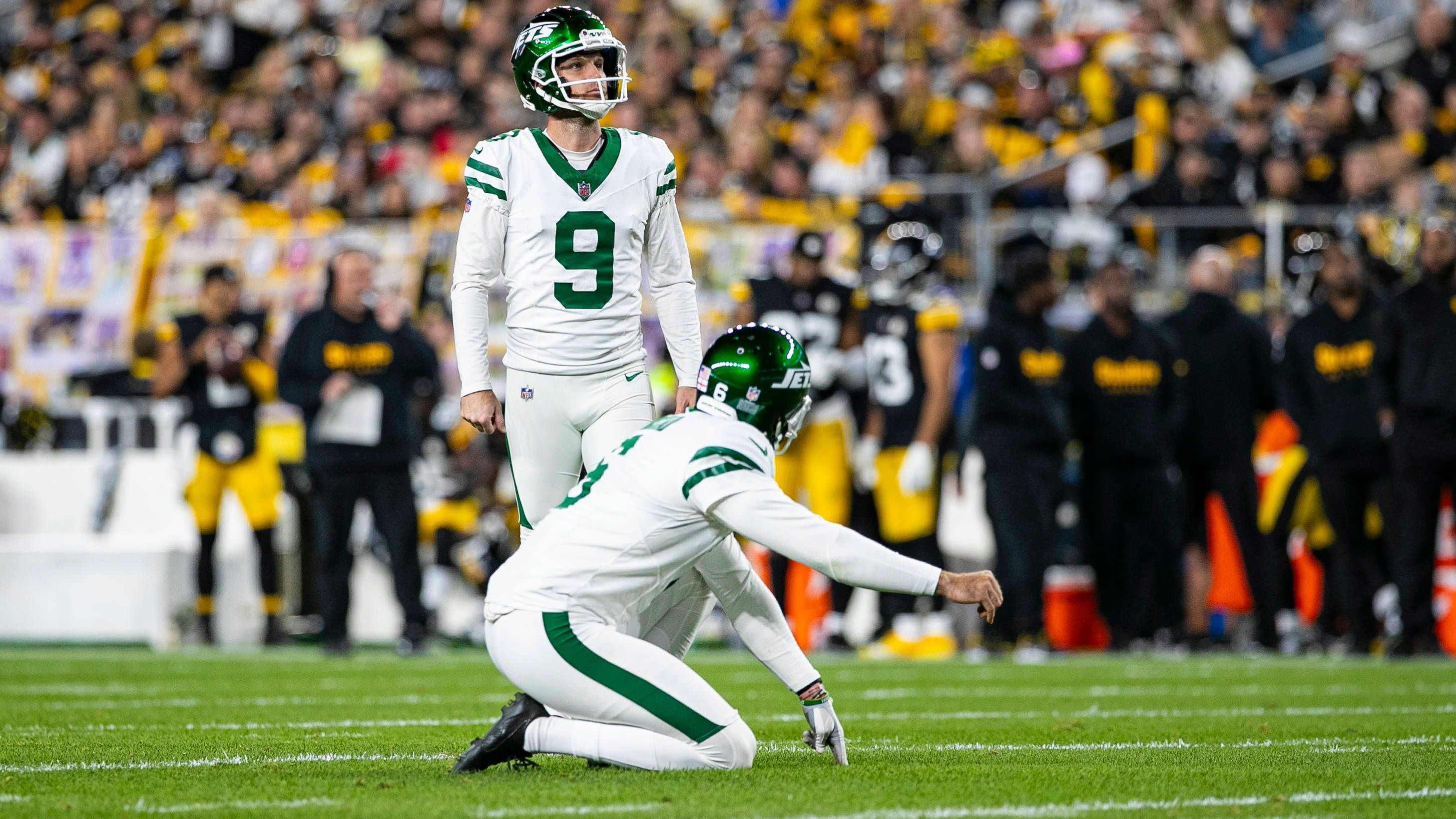 <strong>Die Kicker-Situationen in der NFL</strong><br>Auch mitten in der Saison gibt es bei den Kicker-Posten der NFL-Teams viel Bewegung. Ob wegen Verletzungen oder mangelnder Leistungen - mehrere Teams haben seit Saisonbeginn bereits ihren Kicker gewechselt. &nbsp;<strong><em>ran</em></strong> schaut auf die aktuellen Situationen bei allen 32 Franchises (Stand: 30. Oktober 2024).