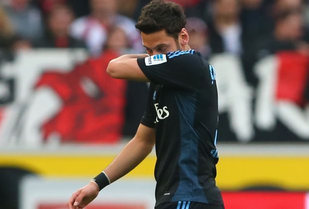 
                <strong>FLOP: Hakan Calhanoglu</strong><br>
                Im Abstiegskampf avanciert Hakan Calhanoglu zur Lebensversicherung des HSV. Beim 0:1 in Stuttgart erweist der türkische Nationalspieler seinem Team jedoch einen Bärendienst. Gelb vorbelastet lässt er sich zu einem taktischen Foul hinreißen und sieht folgerichtig die Ampelkarte.
              