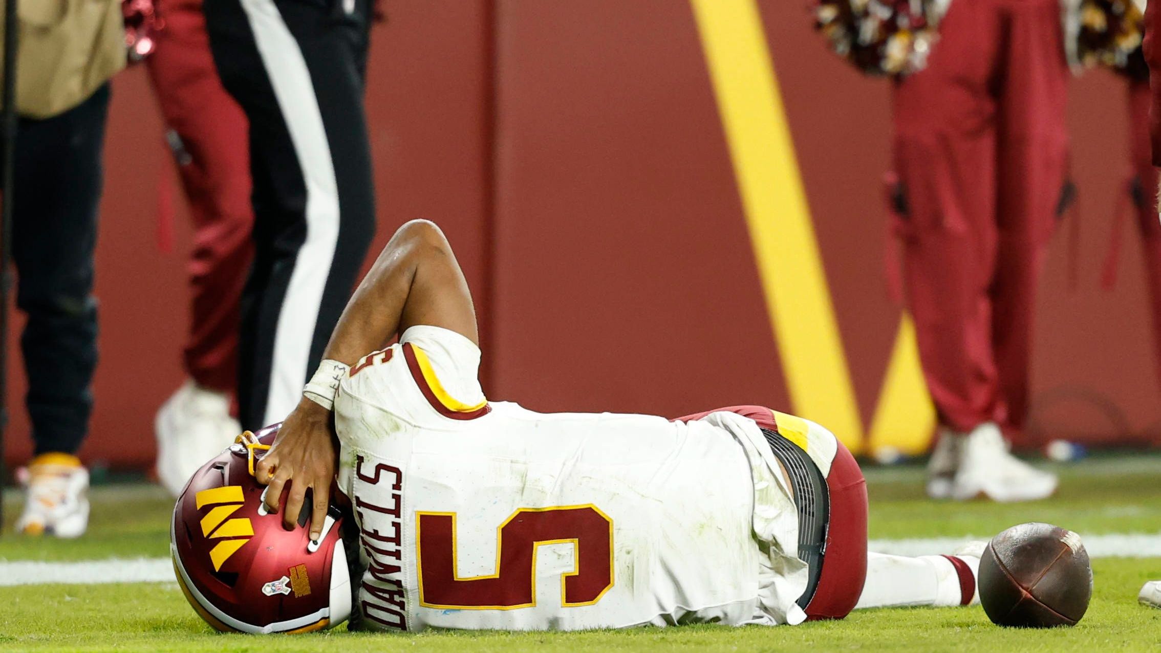 <em><strong>Jayden Daniels (Washington Commanders)</strong></em><br><em>Laut Medienberichten hat sich Quarterback Jayden Daniels von den Washington Commanders bei der Heimniederlage gegen die Seattle Seahawks den linken Ellbogen ausgekugelt und wird vorerst ausfallen. Ob der 24-Jährige in dieser NFL-Saison überhaupt noch einmal auflaufen kann, ist derzeit ungewiss. Bei einem Sack durch Seahawks-Linebacker Drake Thomas knickte Daniels’ Ellbogen nach hinten, als er beim Sturz die Hand auf dem Rasen abstützte</em>