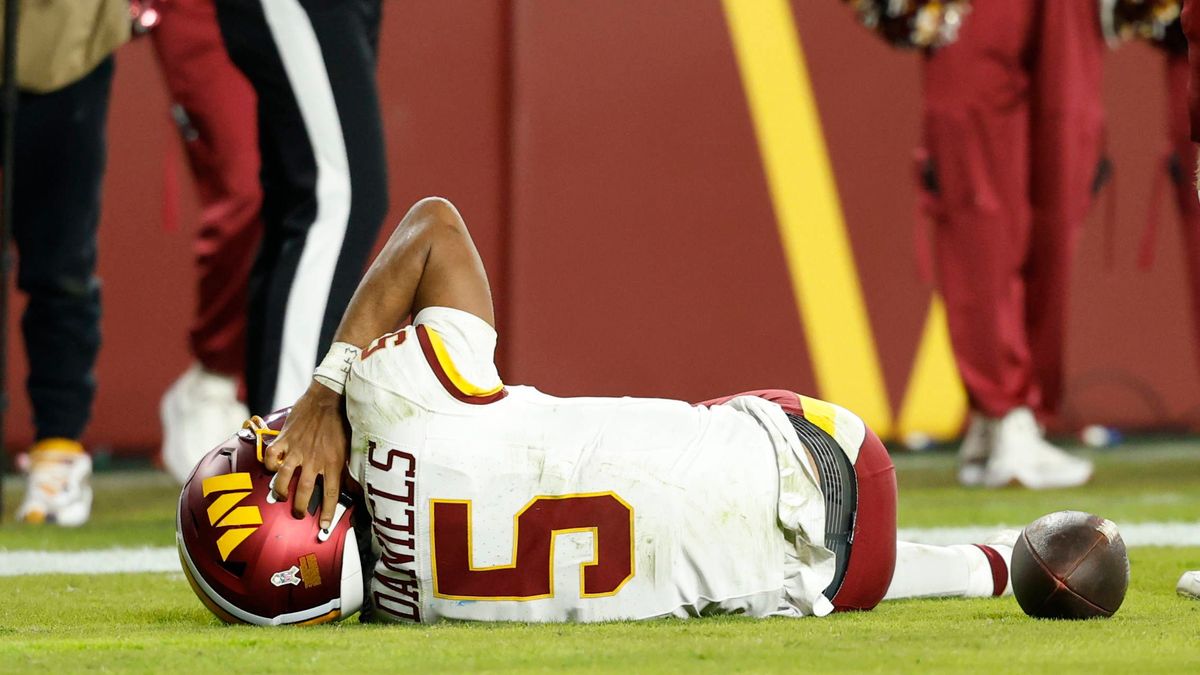 NFL, American Football Herren, USA Seattle Seahawks at Washington Commanders Nov 2, 2025; Landover, Maryland, USA; Washington Commanders quarterback Jayden Daniels (5) reacts to a injury on a play ...