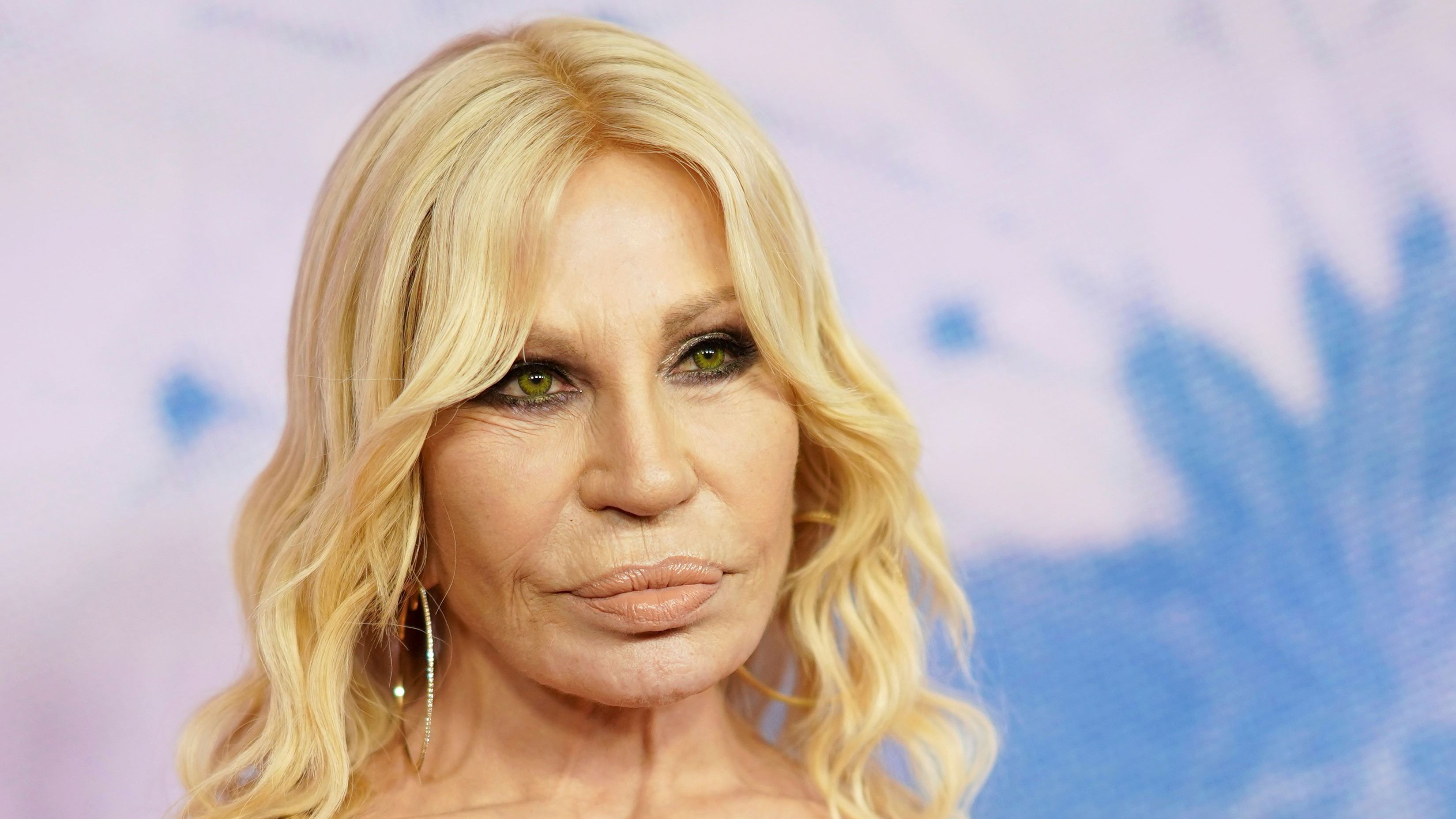 Donatella bei den Green Carpet Fashion Awards 2024 in Los Angeles