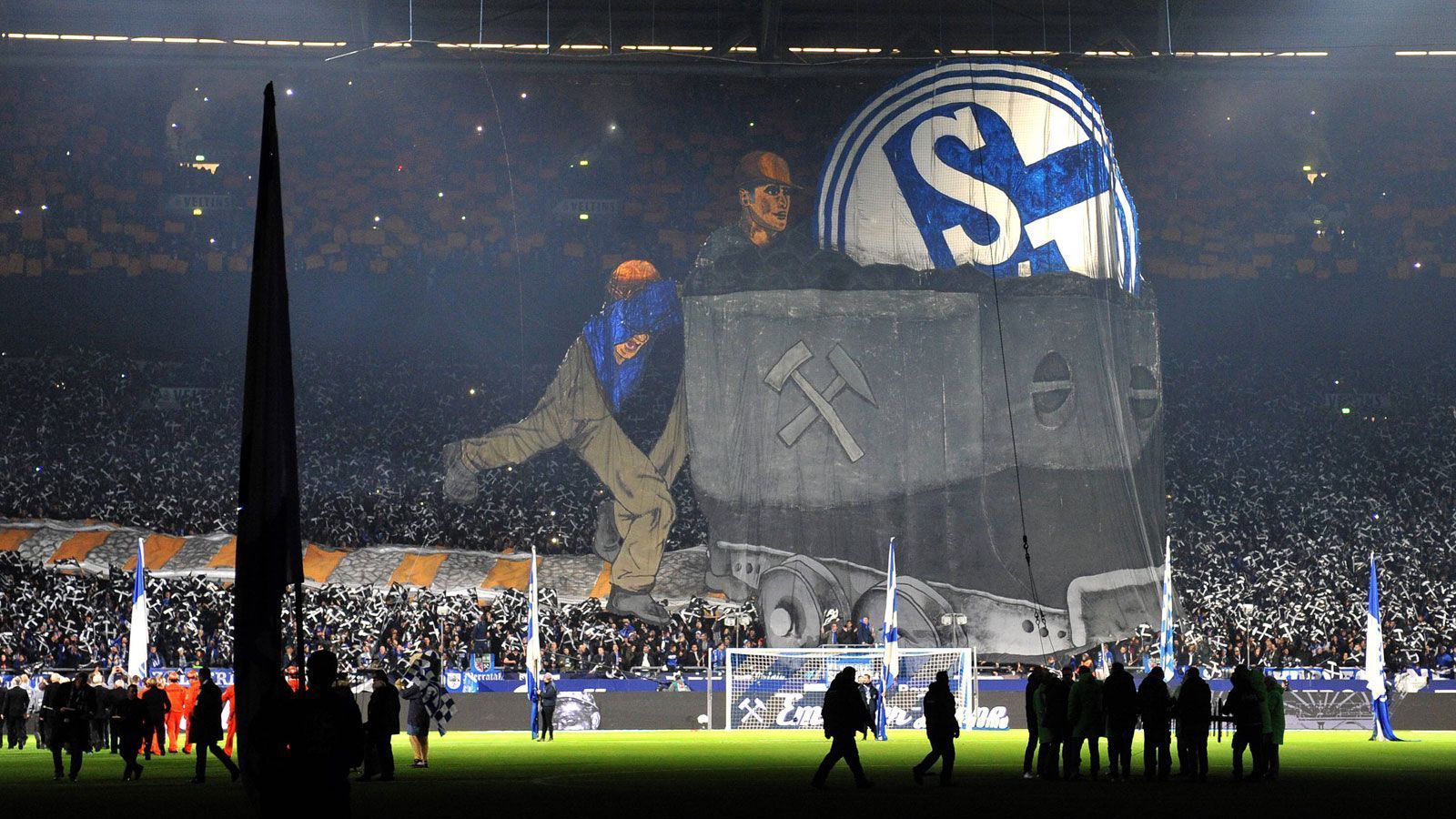 
                <strong>Schalke 04</strong><br>
                Im Pott endete im Dezember 2018 eine Ära: In Bottrop wurde die letzte deutsche Zeche "Prosper-Haniel" geschlossen. Dies bedeutet das Ende des Steinkohle-Bergbaus in Deutschland. Da Fußball und Bergbau Auf Schalke traditionell eng verbunden sind, gedachten die Fans in Gelsenkirchen vor dem Spiel gegen Leverkusen mit einer beeindruckenden Choreographie den Kumpels.
              