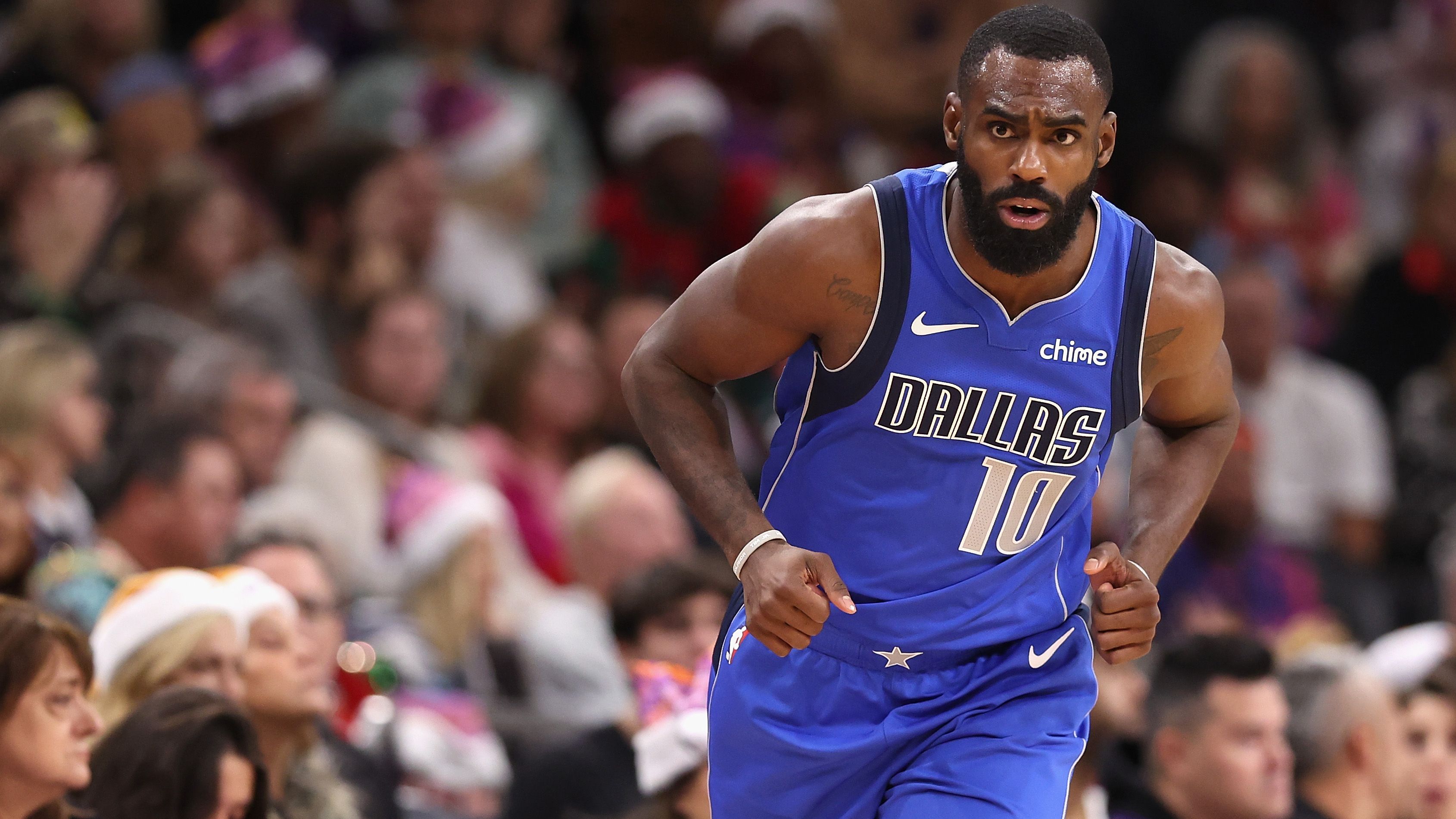 <strong>Platz 8 - Schlechteste Verträge: Tim Hardaway Jr. (Dallas Mavericks)</strong><br><em>Gehalt kommende Saison: 16.193.183 Dollar</em><br>Das Tim Hardaway Jr. in den bisherigen Playoffs kaum auf den Pakett steht, ist ein Sinnbild seiner letzten Jahre. Wenn er heiß ist, kann er gefühlt nicht daneben werfen. Jedoch ist das immer seltener der Fall. Auf der anderen Seite des Platzes ist er zudem eine Drehtür in der Defensive. Das Glück für Dallas: Nach der kommenden Saison läuft sein Vertrag aus.