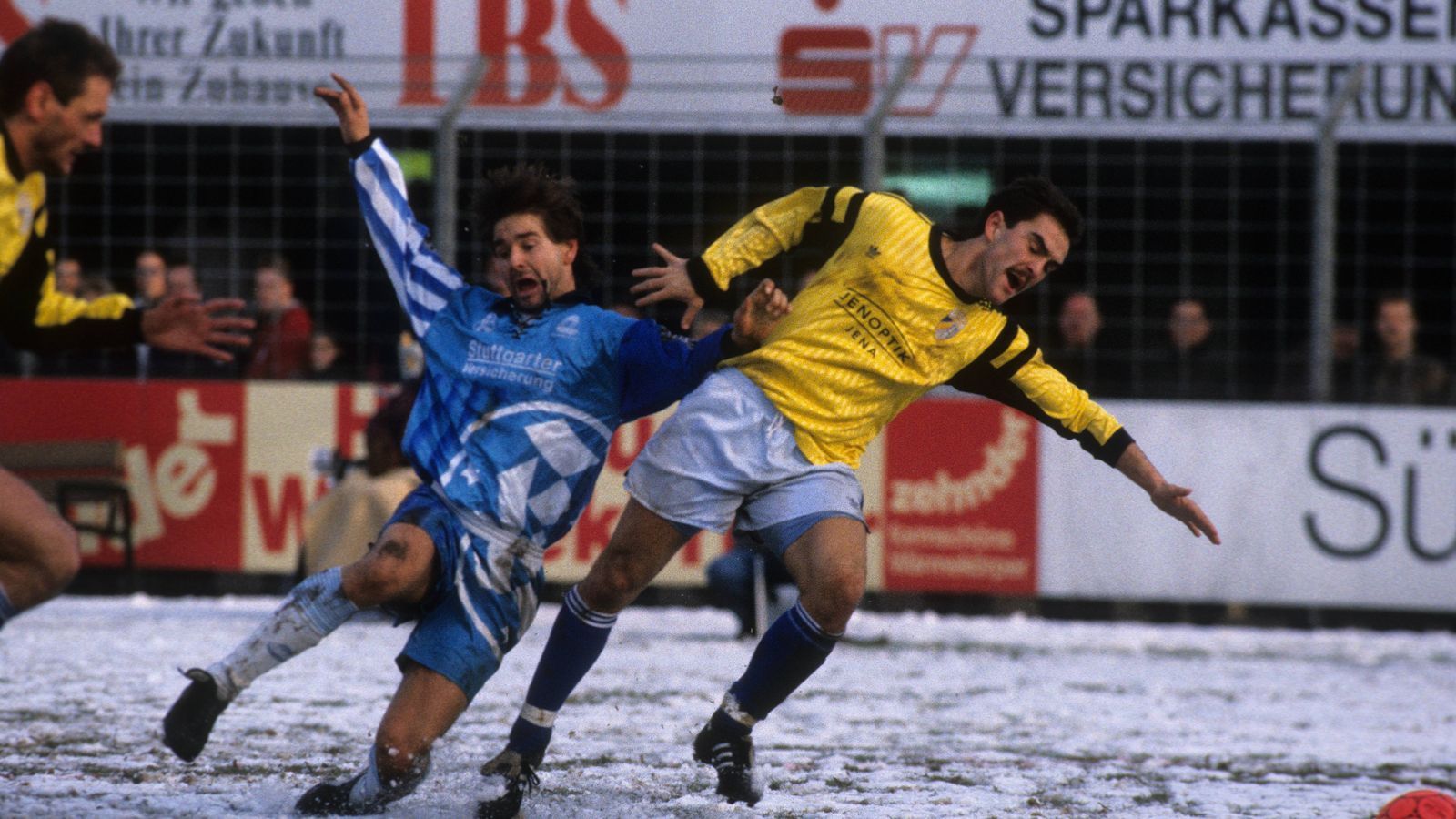 
                <strong>Carl-Zeiss Jena</strong><br>
                Der Klub legte seit dem Ende der DDR-Oberliga eine wilde Achterbahnfahrt hin. Acht Jahre (1991 bis 1994, 1995 bis 1998 sowie 2006 bis 2008) hielt man sich in der 2. Bundesliga. Dazwischen ging es auch schon mal runter bis in die Oberliga. Seit 2008 pendelt Jena zwischen 3. Liga und Regionalliga, aktuell ist der Europapokalfinalist von 1981 in der Viertklassigkeit unterwegs.
              