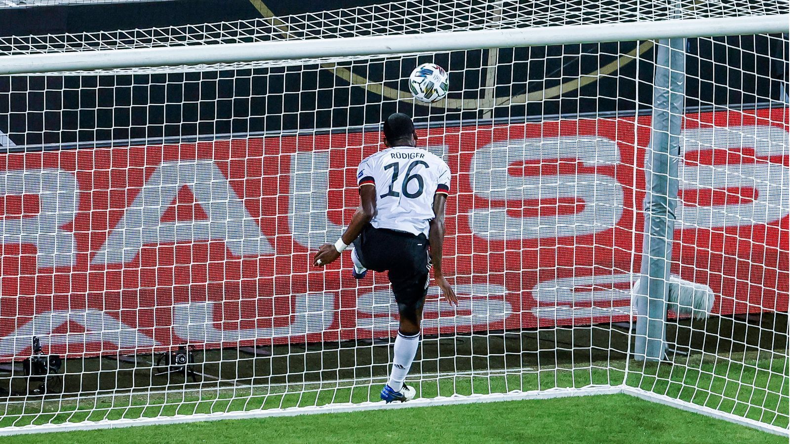 
                <strong>Antonio Rüdiger</strong><br>
                Der Chelsea-Profi ist beim 0:1 durch Gavranovic nicht im Bilde, das 0:2 kann er mit seiner missglückten Rettungstat auf der Linie nicht verhindern. In Zweikämpfen agiert Rüdiger manchmal zu stümperhaft, so lässt er sich von Shaqiris Hackenpass vernaschen. Vor dem 2:3 lässt er Seferovic gewähren. ran-Note: 5
              