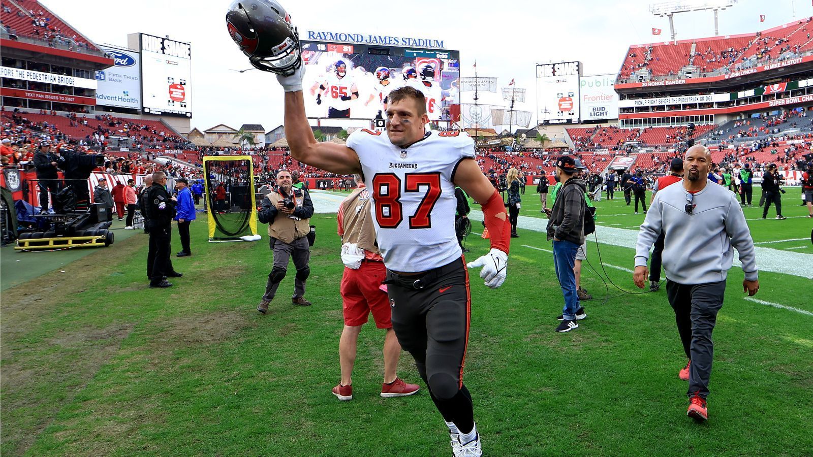
                <strong>Zum Abschied: Die Karriererekorde von Rob Gronkowski</strong><br>
                Rob Gronkowski hat - zum zweiten Mal - sein Karriereende mitgeteilt. Diesmal, da sind die meisten sich sicher, wird es jedoch das letzte Mal sein. Lange Jahre war der Tight End Dominator der NFL. ran hat die Rekorde zusammengestellt, die "Gronk" in seiner tollen Karriere angehäuft hat.
              
